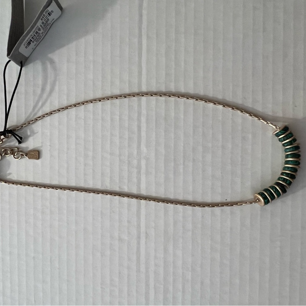Elegant Gold and Green Necklace - Picture 2 of 6